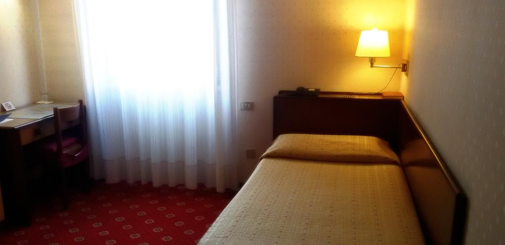 Hotel Quattro Strade ガルバニャーテ・ミラネーゼ エクステリア 写真