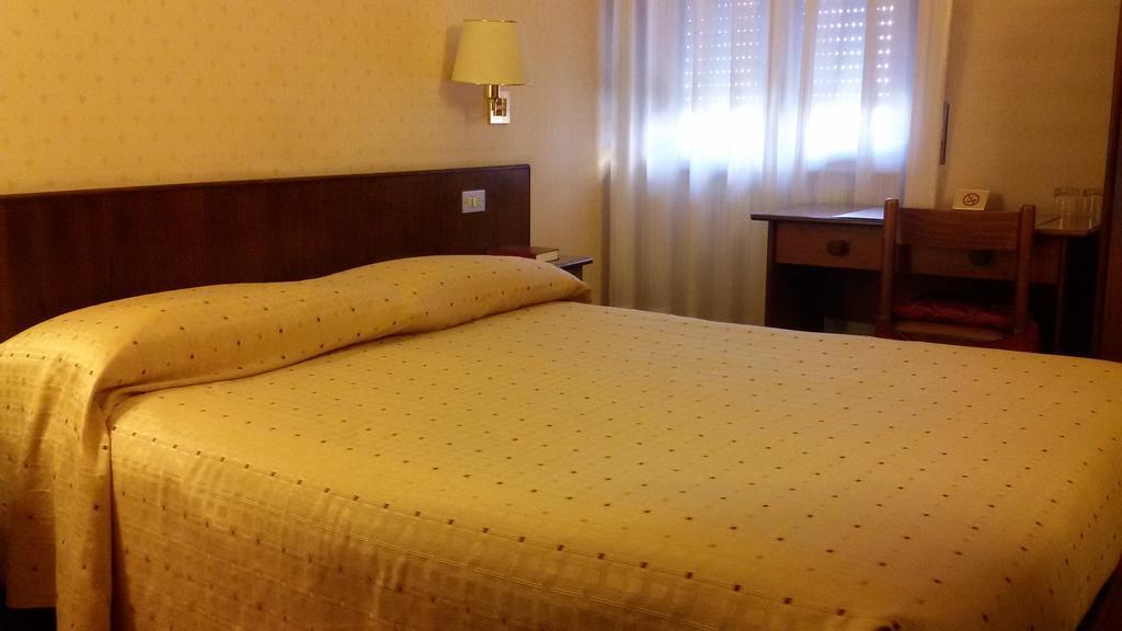 Hotel Quattro Strade ガルバニャーテ・ミラネーゼ エクステリア 写真